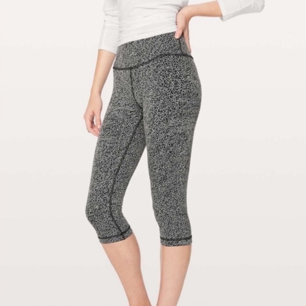Lululemon Wunder Under Crop (Hi-Rise) (21") in Line Up White Black